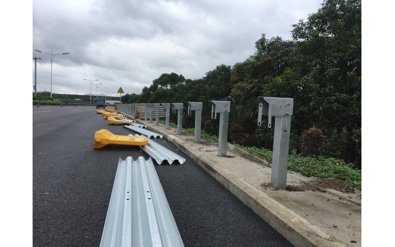 高速公路護(hù)欄維修方案